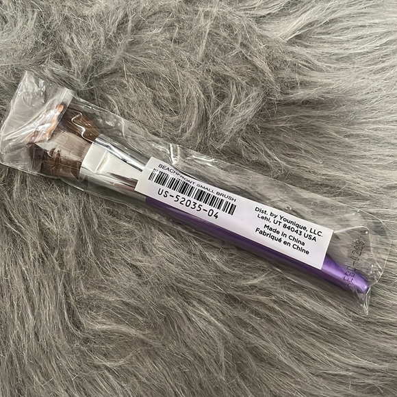 Younique Limited Edition Beachfront Small Brush - Picture 2 of 2